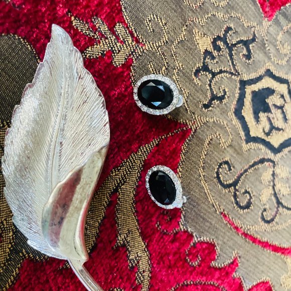 VTN Signed Monet Crystal Earrings & Large Signed Allison Reed Curve Leaf Brooch - Picture 2 of 5